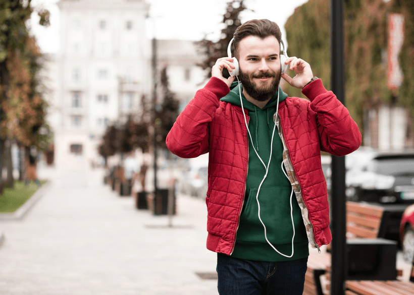 ヘッドホンで音楽を聴く男性